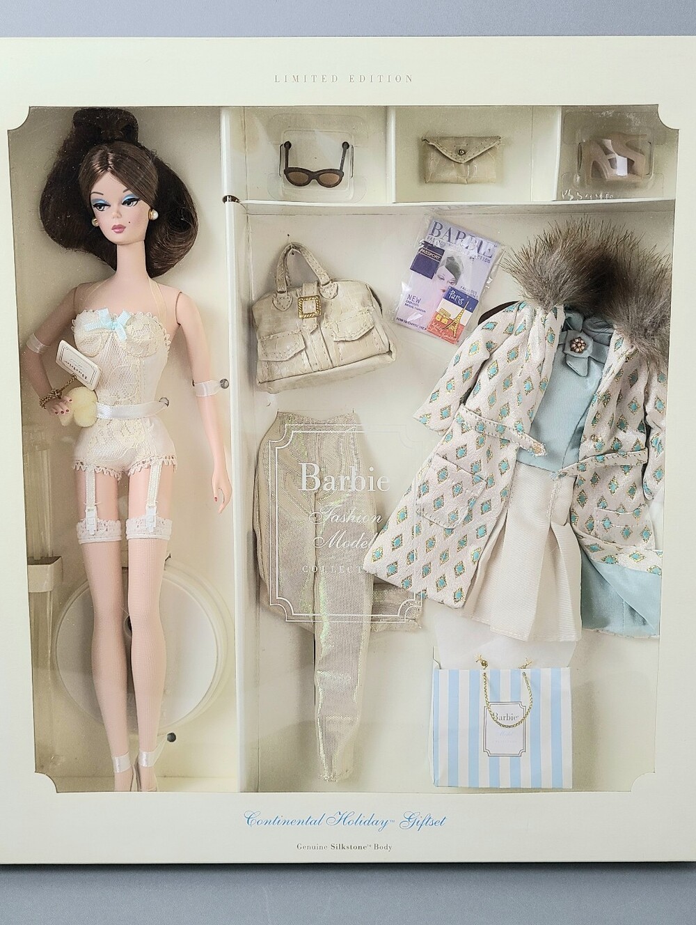 NWT Barbie Silkstone Fashion Model Continental Holiday 2001 Vintage Gift Set